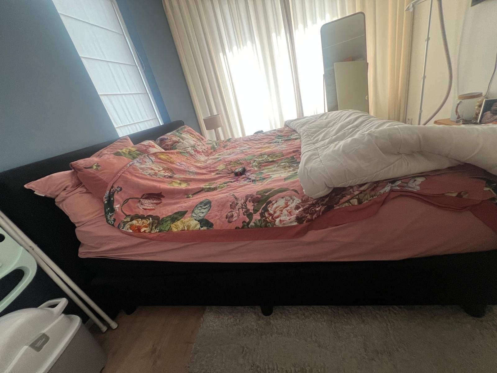 Foto 2 van Tweepersoonsbed met stoffen hoofdbord