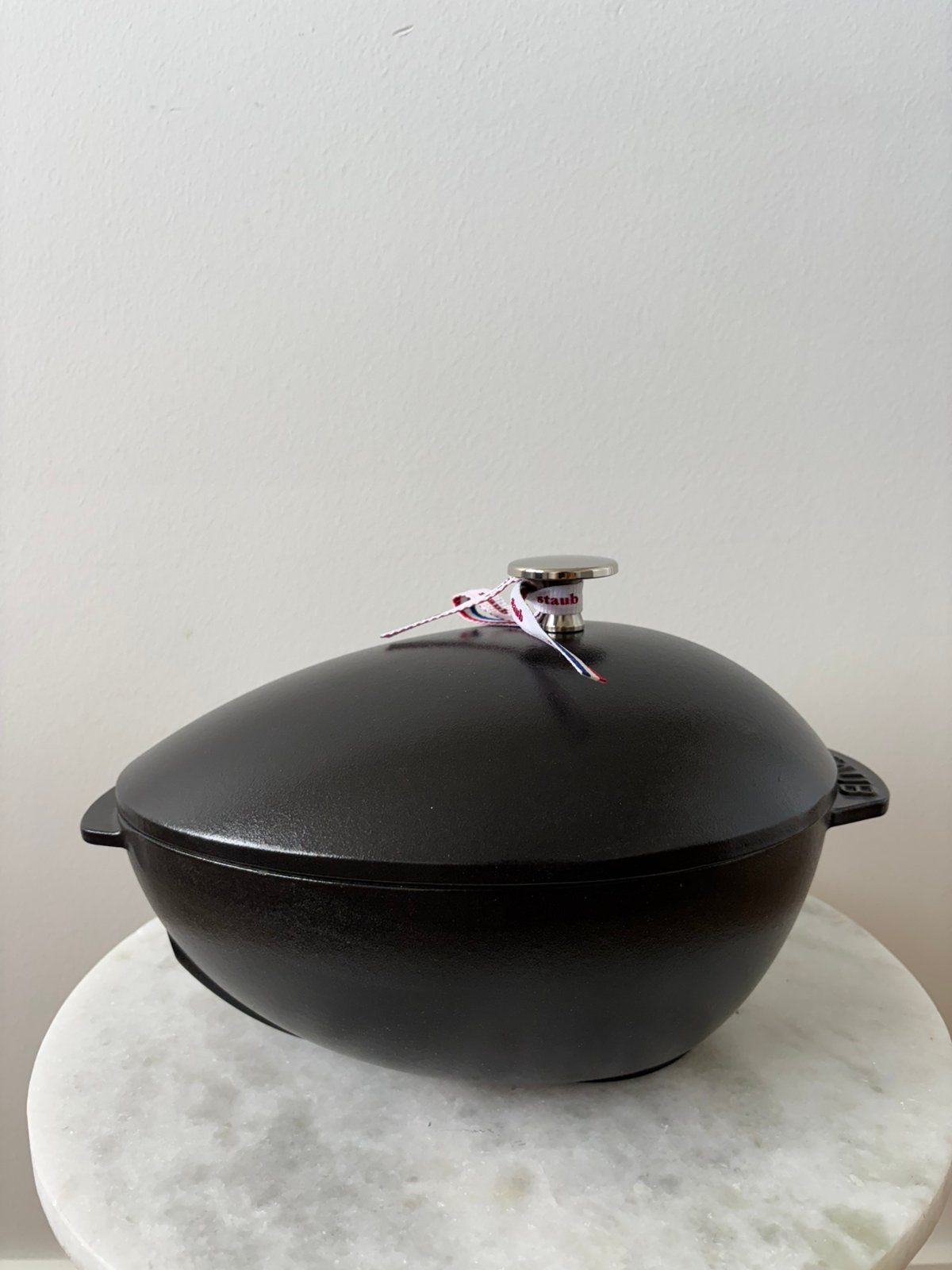 Nieuwe Staub gietijzeren mosselpan 2L 25cm, Huis en Inrichting, Keuken | Potten en Pannen, Gietijzer, Nieuw, Ophalen of Verzenden