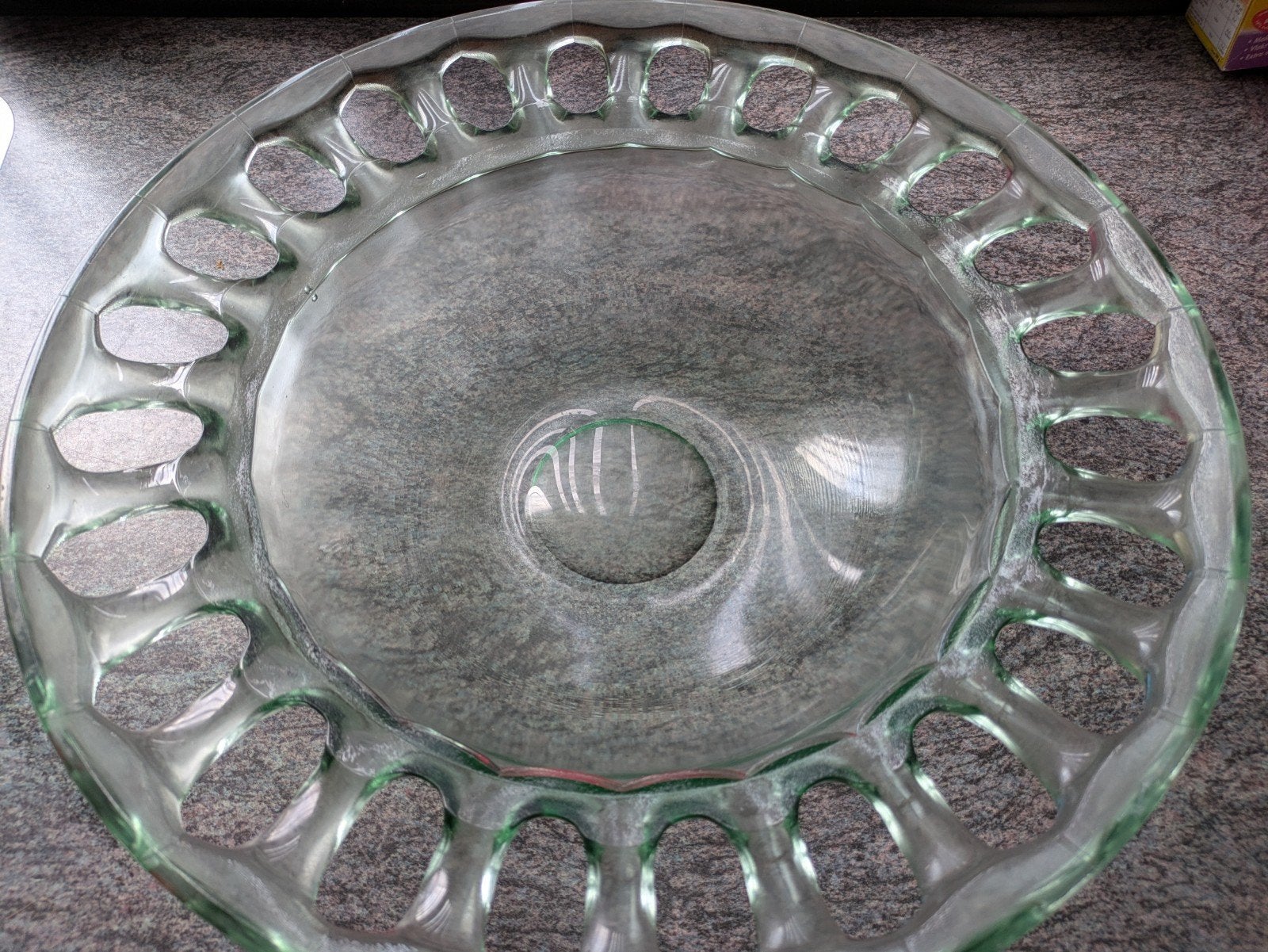 Vintage Groene Glazen Fruitschaal met Geperforeerde Rand, Antiek en Kunst, Ophalen of Verzenden