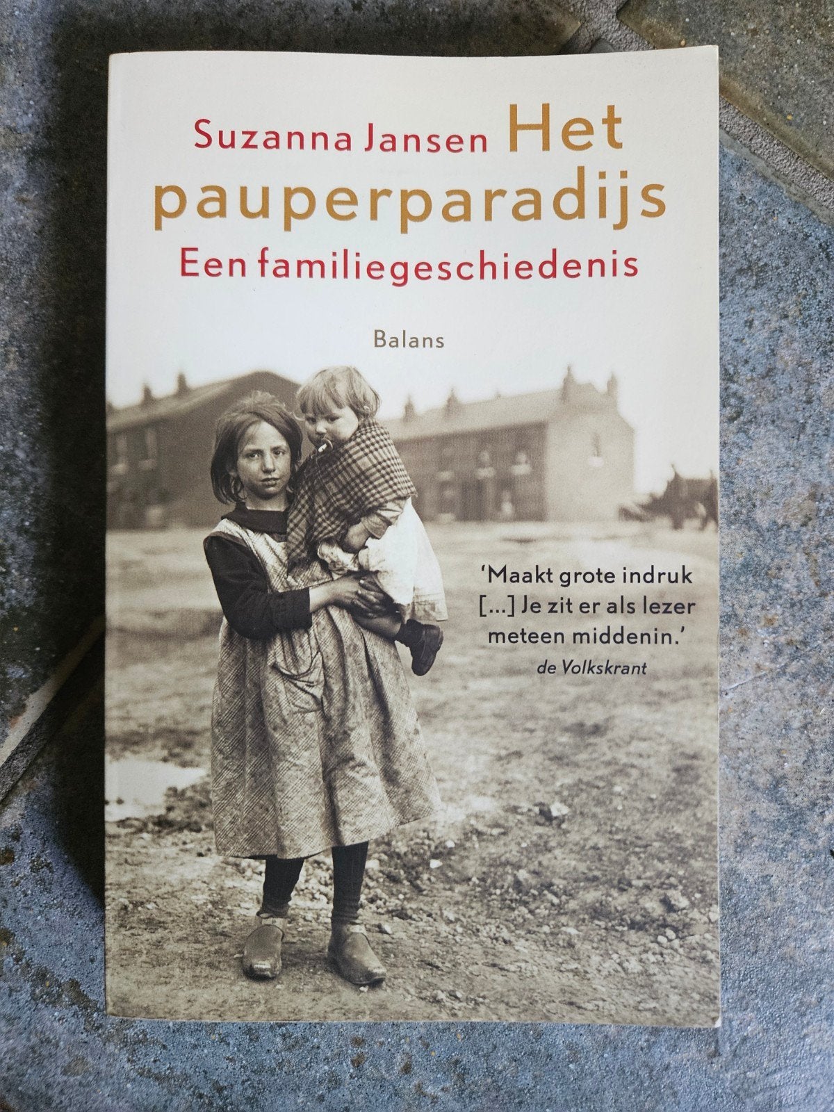 Het Pauperparadijs - Suzanna Jansen (Familiegeschiedenis), Boeken, Ophalen of Verzenden, Gelezen, Suzanna Jansen, Nederland