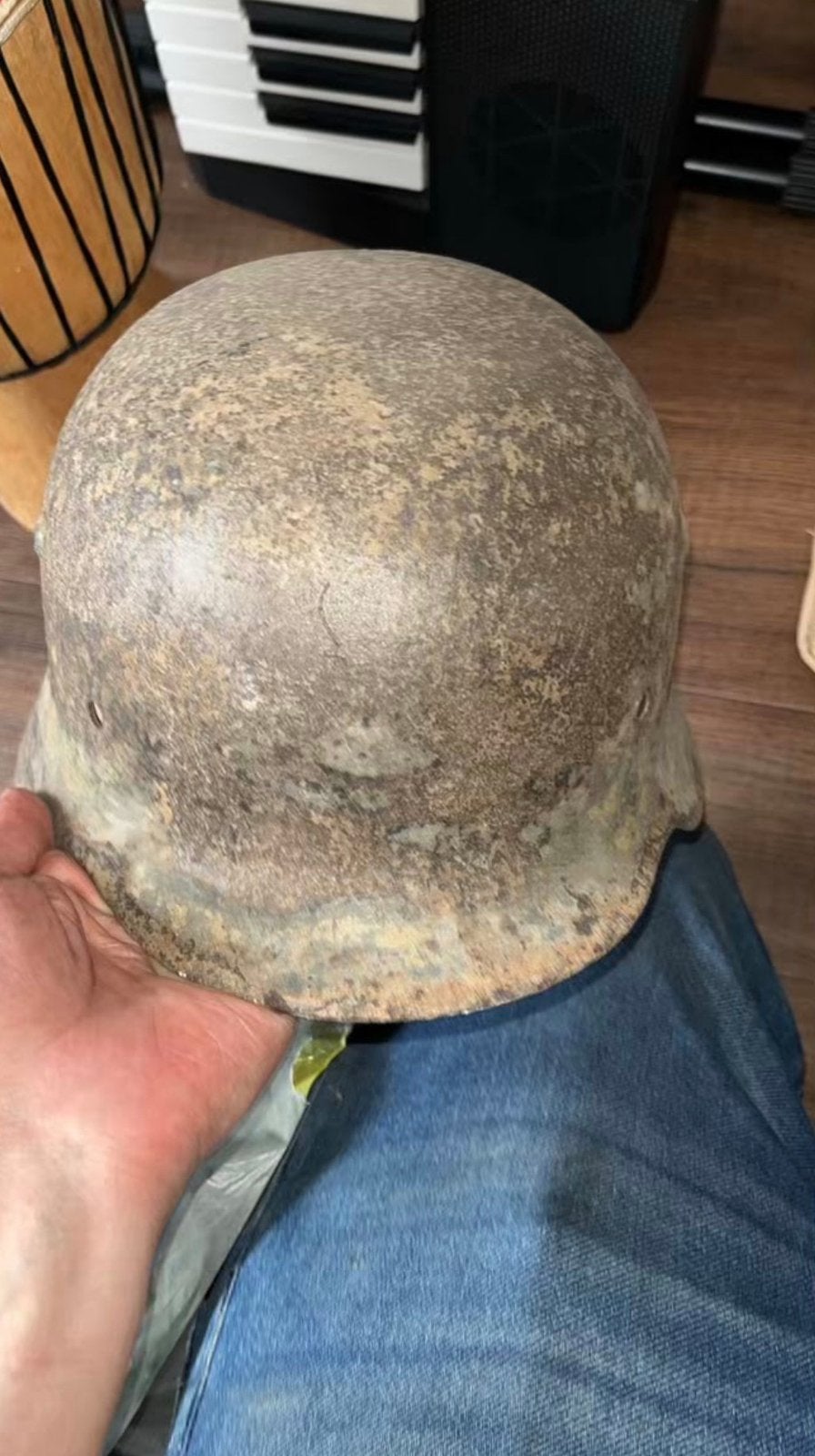 Originele Duitse M42 Helm (Bodemvondst), Ophalen, Gedragen