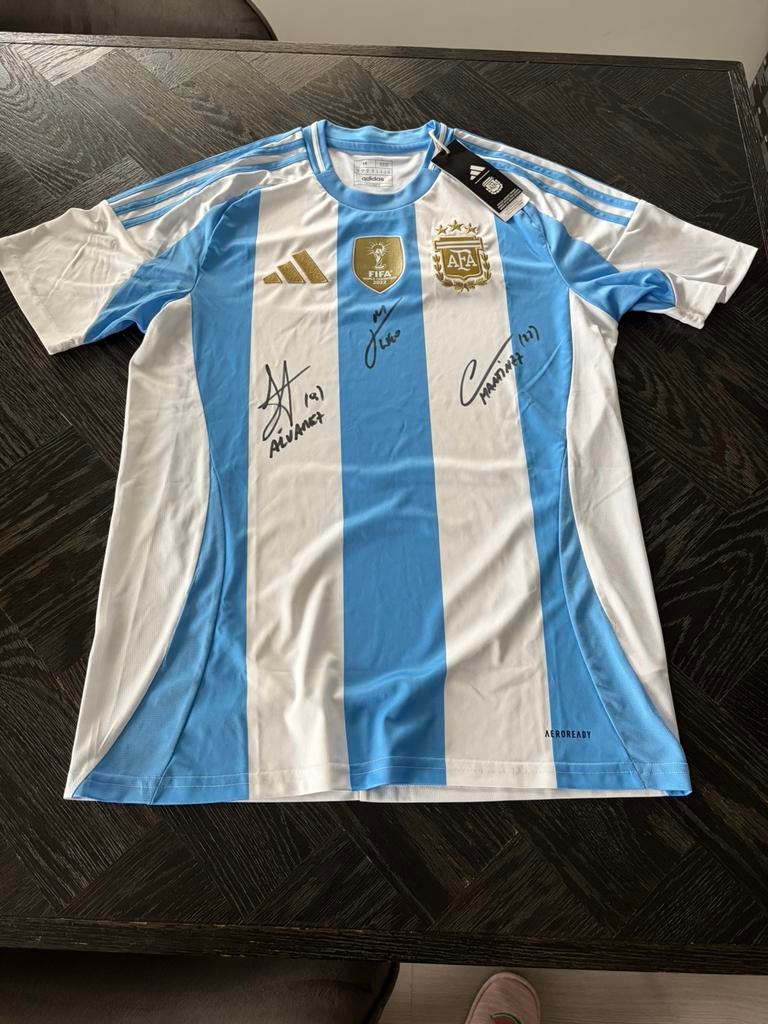 Gesigneerd Voetbalshirt (Messi+2), Verzamelen, Sportartikelen en Voetbal, Ophalen of Verzenden, Nieuw, Buitenlandse clubs, Shirt