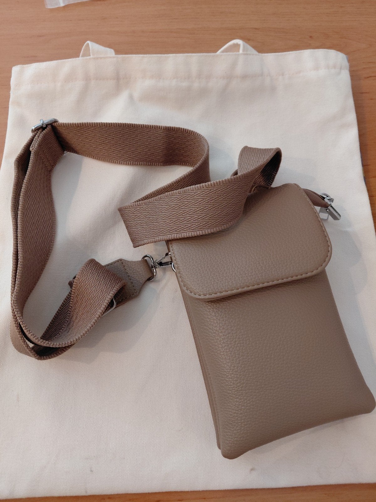 Stijlvol Telefoontasje / Crossbody Tasje - Taupe, Sieraden, Tassen en Uiterlijk, Tassen | Damestassen, Ophalen of Verzenden, Nieuw