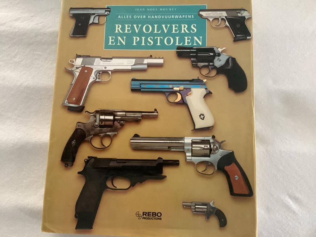 Boek: Revolvers en Pistolen - Alles over Handvuurwapens, Gelezen, Niet van toepassing, Ophalen of Verzenden, Algemeen