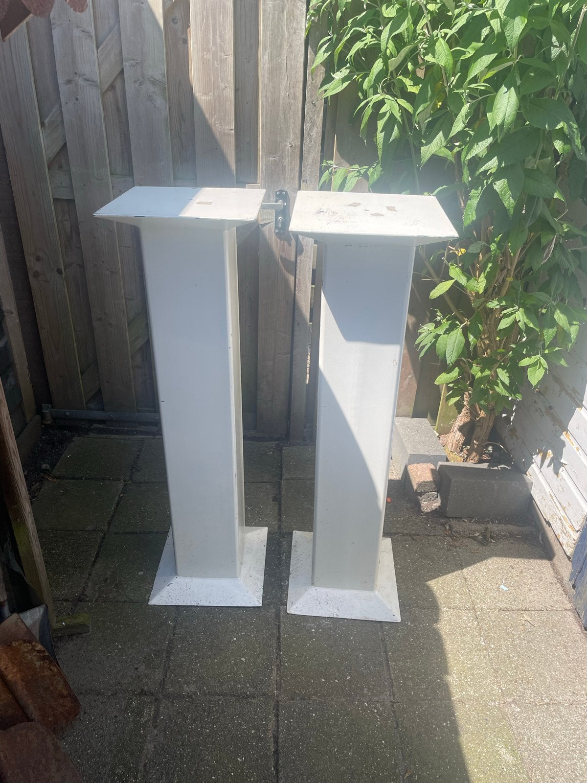 Twee witte sokkels/zuilen, Ophalen, Gebruikt
