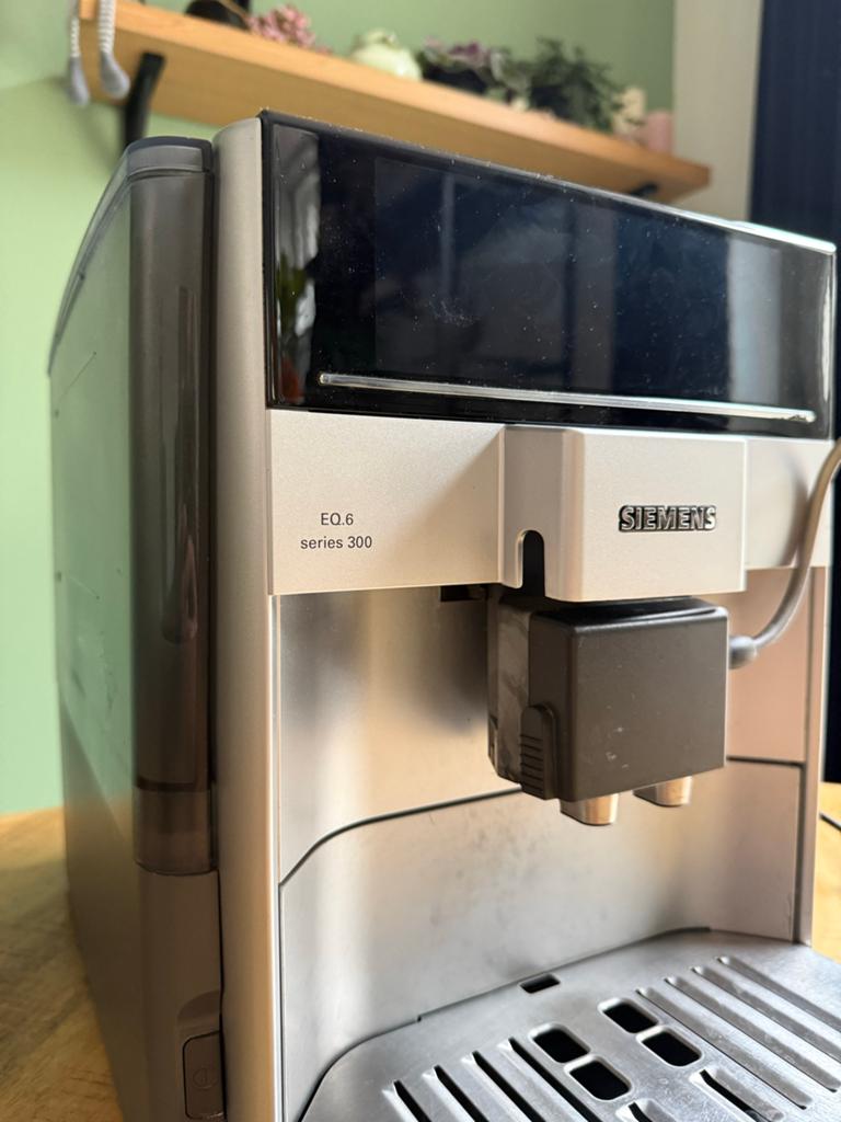 Siemens EQ.6 Series 300 - Defect (voor onderdelen/reparatie), Witgoed en Apparatuur, Koffiezetapparaten, Afneembaar waterreservoir