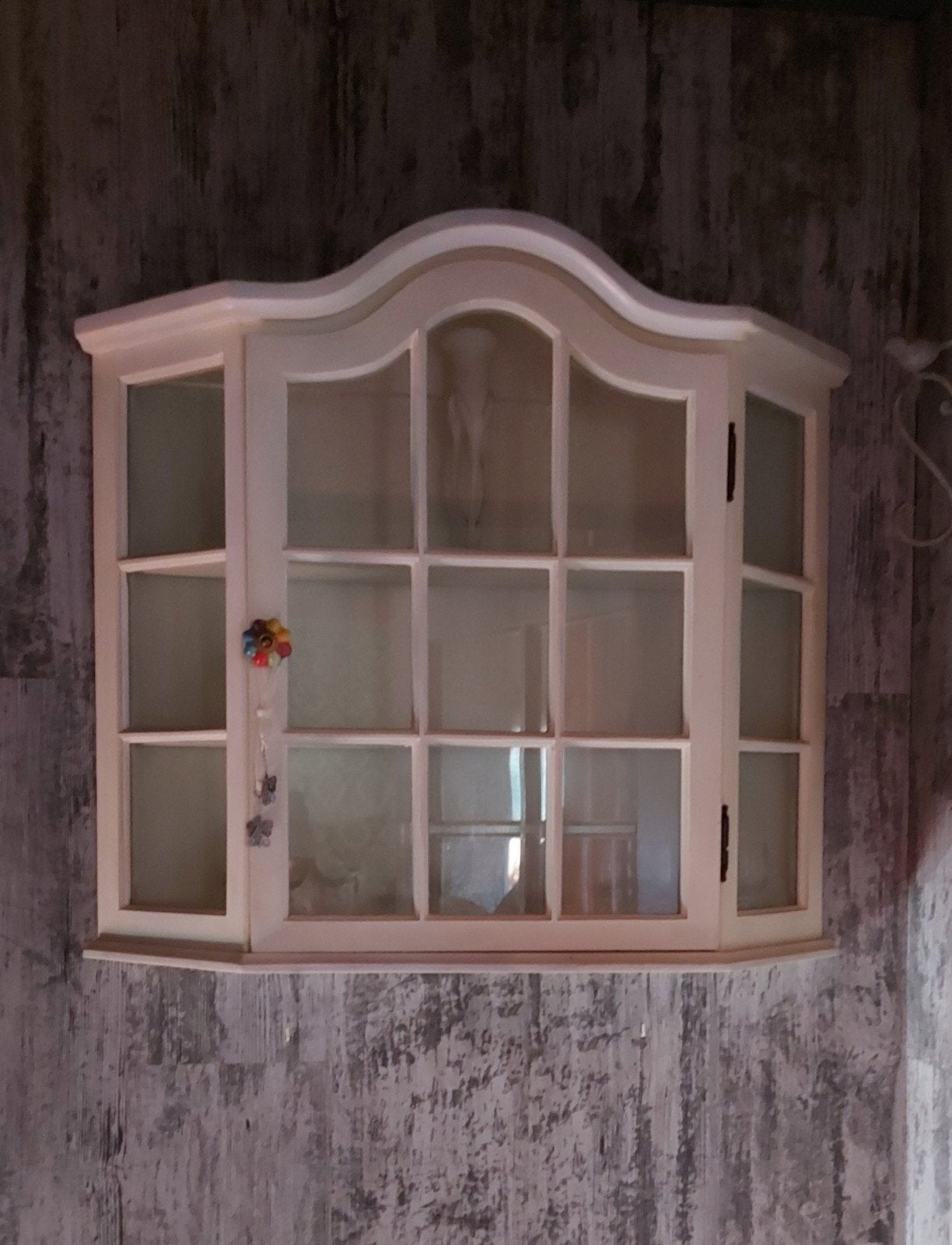 Witte wandvitrinekast met glazen deuren, Ophalen, Glas, Klassiek, 50 tot 100 cm