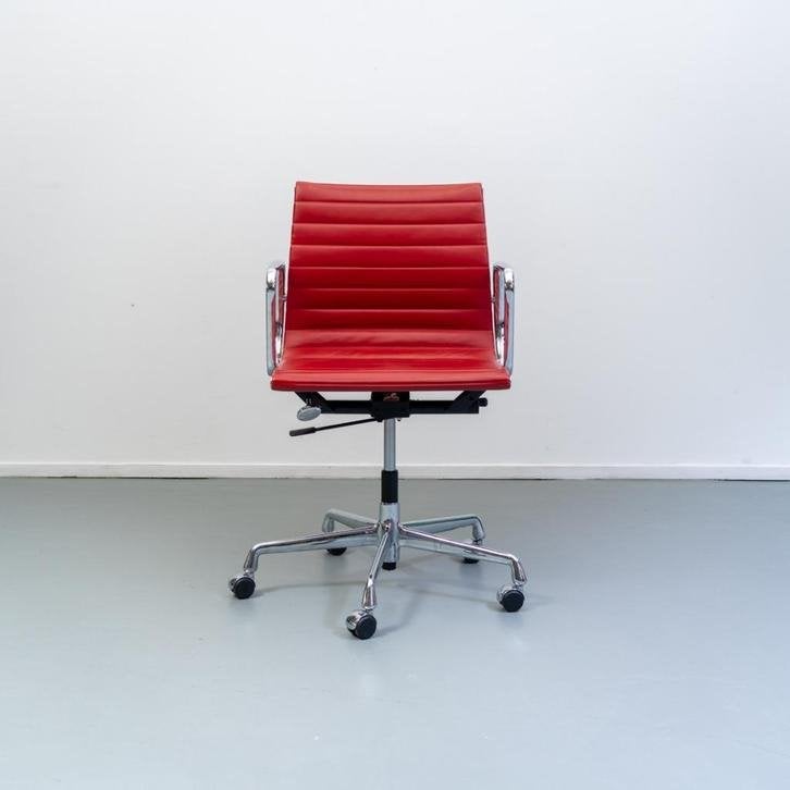1x Vitra Eames EA 117 Bureaustoel Rood Leer - Gepolijst, Niet ingevuld, Niet ingevuld, Ophalen of Verzenden, Zo goed als nieuw