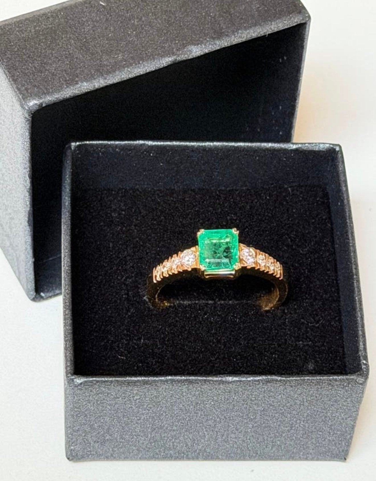 18K gouden ring met smaragd 2.75ct en natuurlijke diamanten!, 20 of groter, Nieuw, Ophalen of Verzenden, Dame of Heer