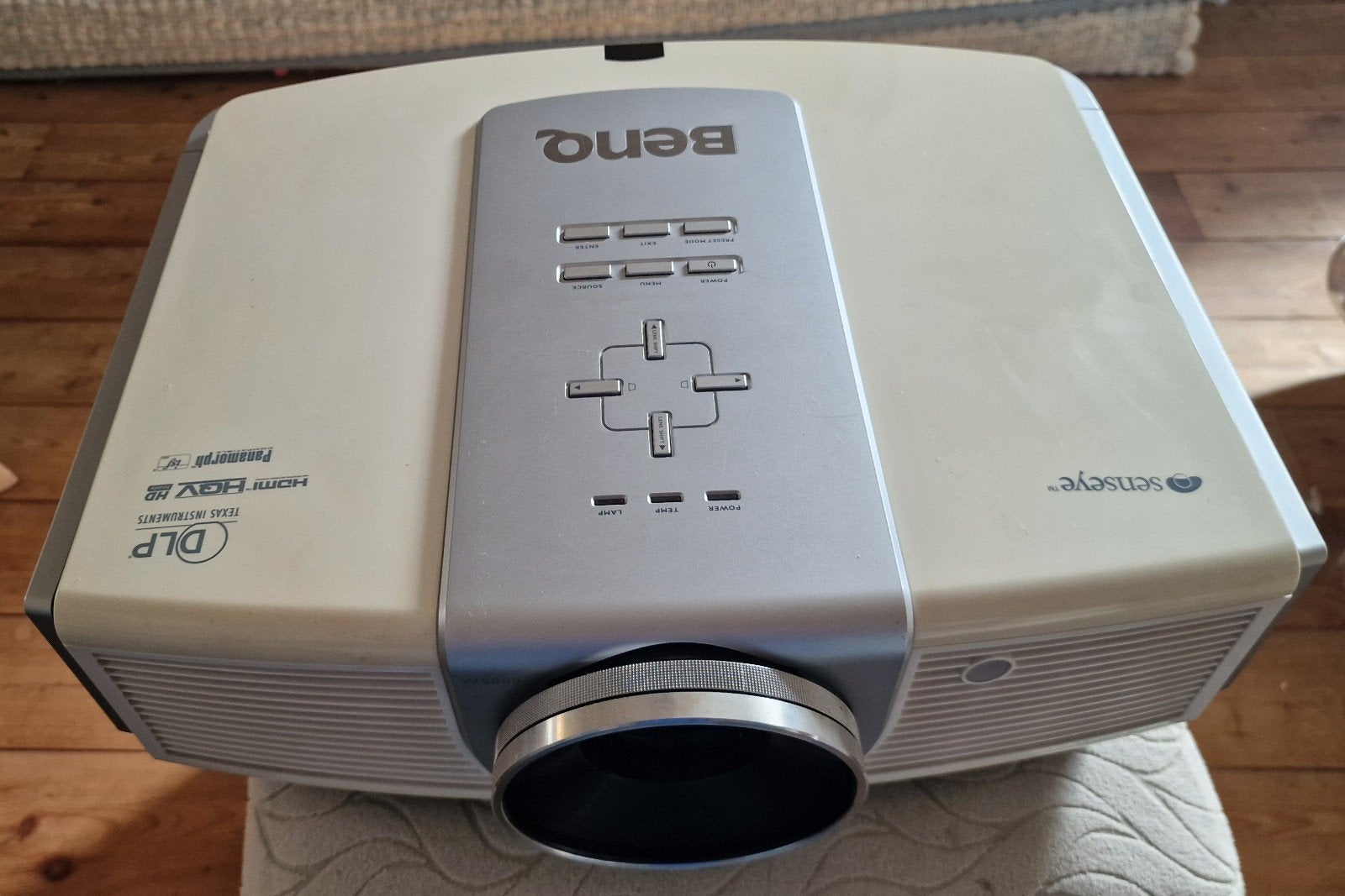 Benq W5000 met scherm en nieuwe(!) reservelamp, Ophalen of Verzenden, Gebruikt