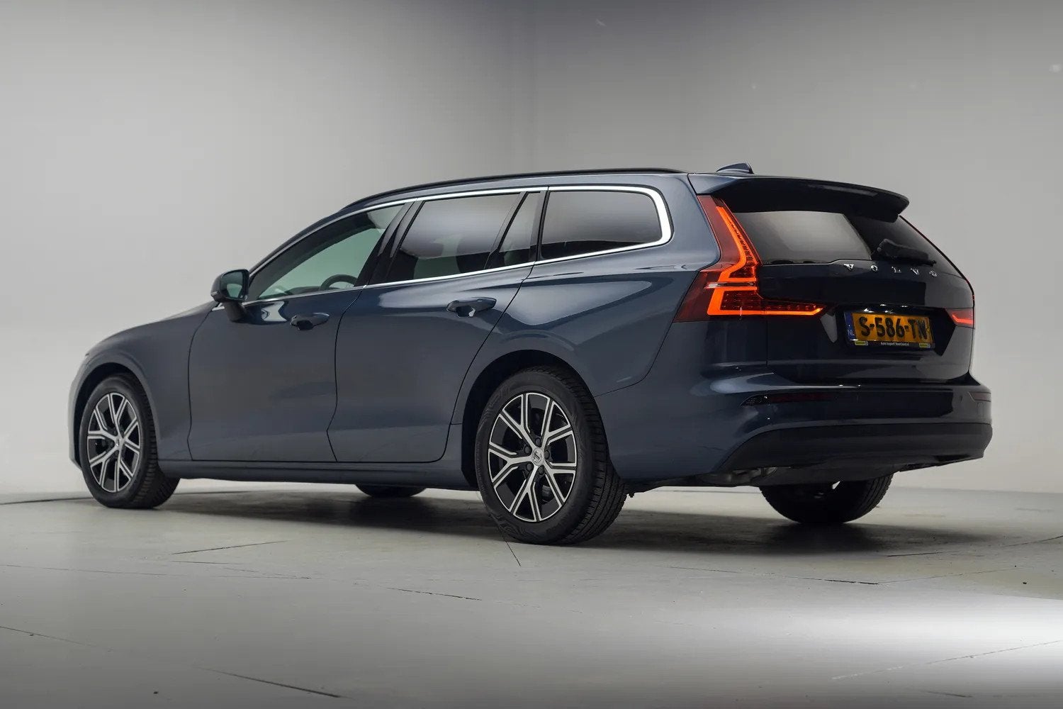 Volvo V60 2.0 B3 Core Aut. [ LED Adapt.cruise Stoel-en stuur, Auto's, Automaat, 4 cilinders, 1969 cc, 163 pk