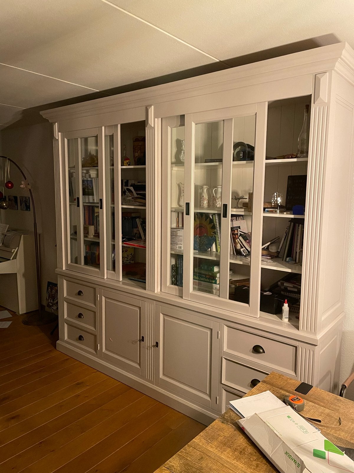 Grote Boekenkast/Vitrinekast met Schuifdeuren en Laden