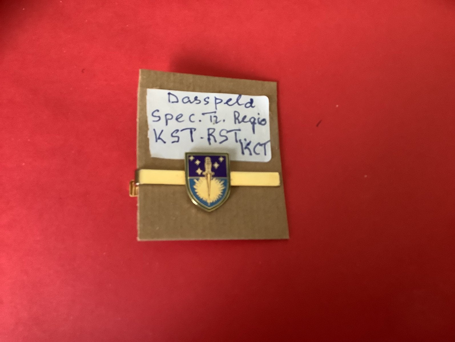 Dasspeld o,a van de KCT zie foto, Verzenden, Landmacht, Nederland, Embleem of Badge