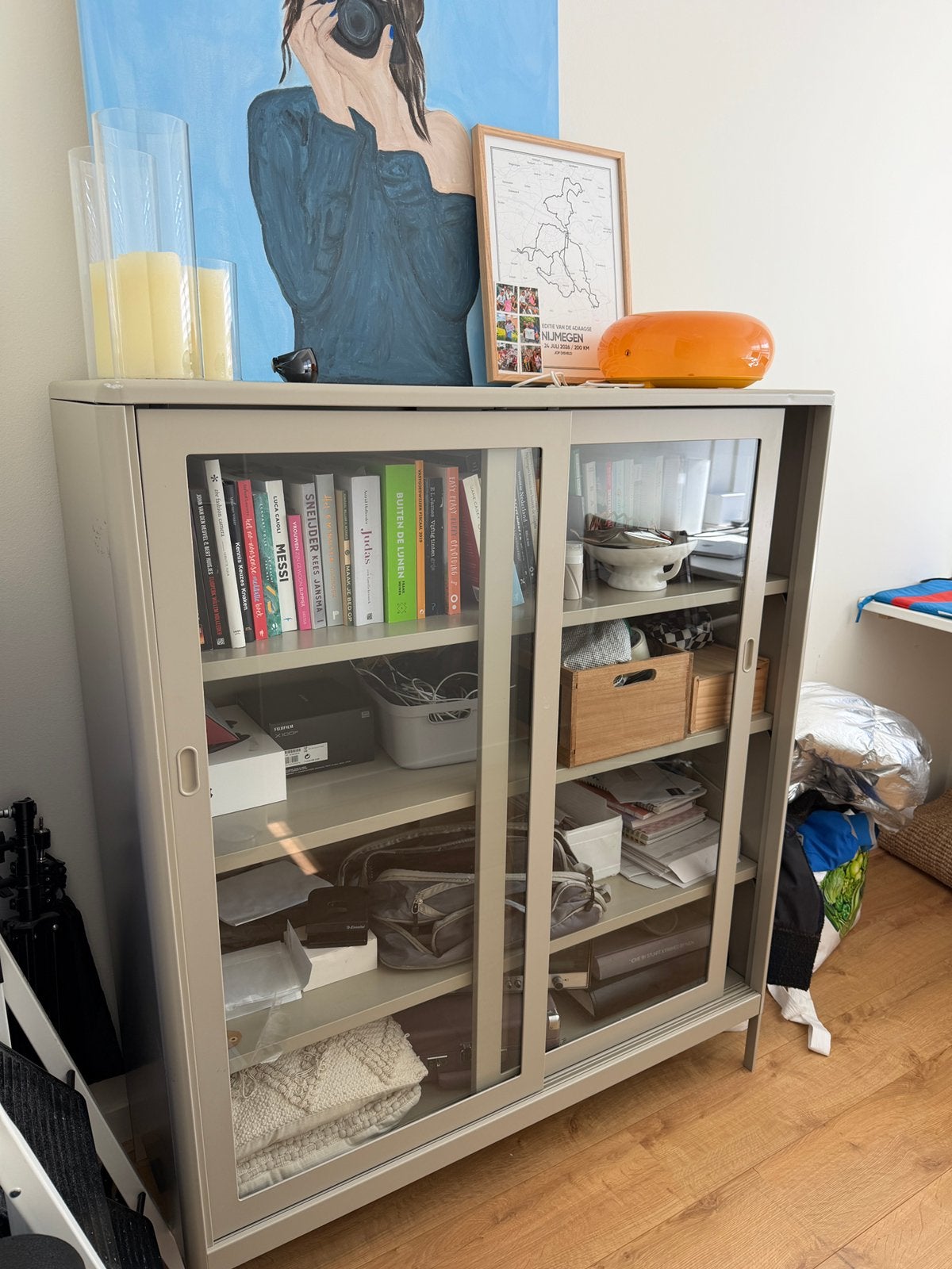 MOET ZSM WEG! Ikea idåsen vitrine kast, Huis en Inrichting, Kasten | Vitrinekasten, Ophalen, 50 tot 100 cm, Zo goed als nieuw