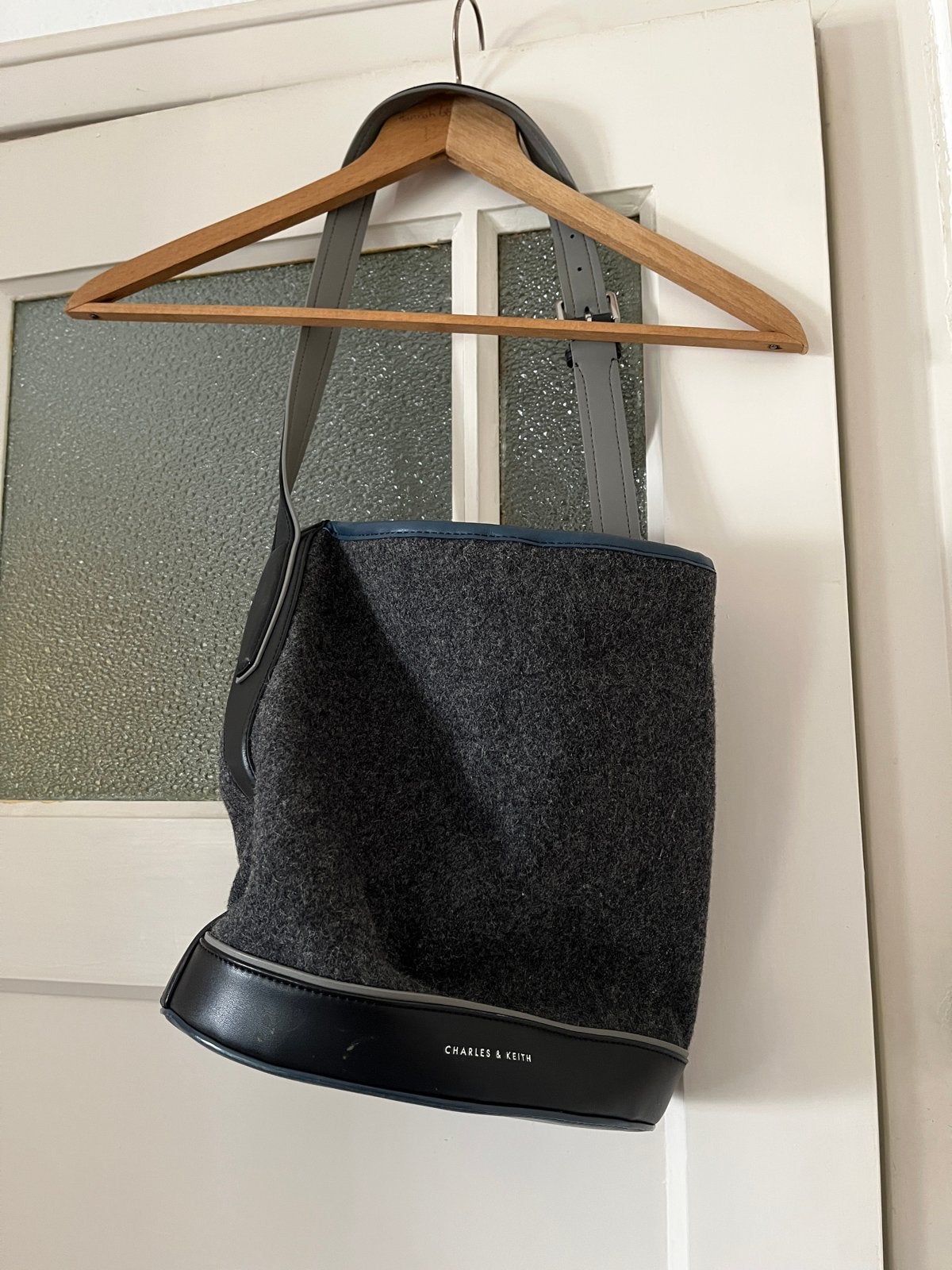 Charles & Keith Ronde Schoudertas/Handtas - Grijs (Maat L), Sieraden, Tassen en Uiterlijk, Ophalen of Verzenden, Zo goed als nieuw
