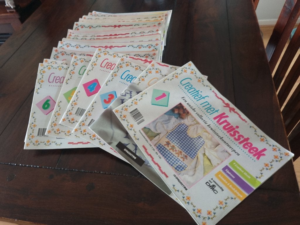 65 delige serie “Creatief met Kruissteek”, Ophalen of Verzenden, Zo goed als nieuw, Haken, Patroon of Boek