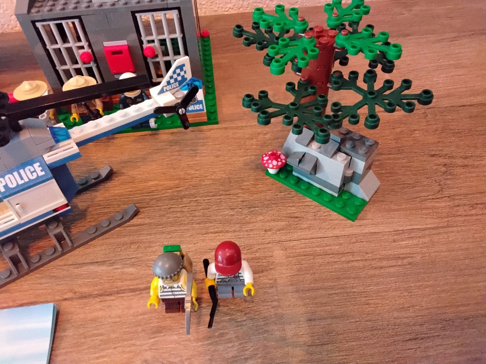 Foto 3 van LEGO CITY Bos Politiebureau - 4440

Mist alleen de zwarte be