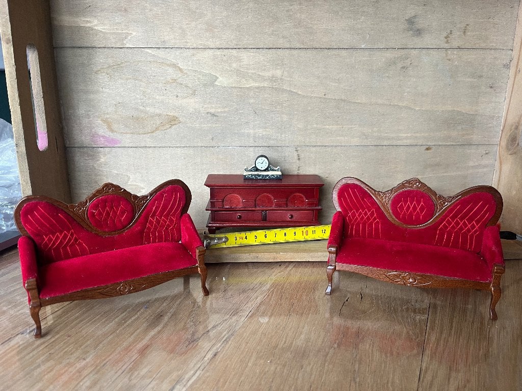 Miniatuur poppenhuis meubels: 2 banken en dressoir, Ophalen of Verzenden, Zo goed als nieuw, Poppenhuis