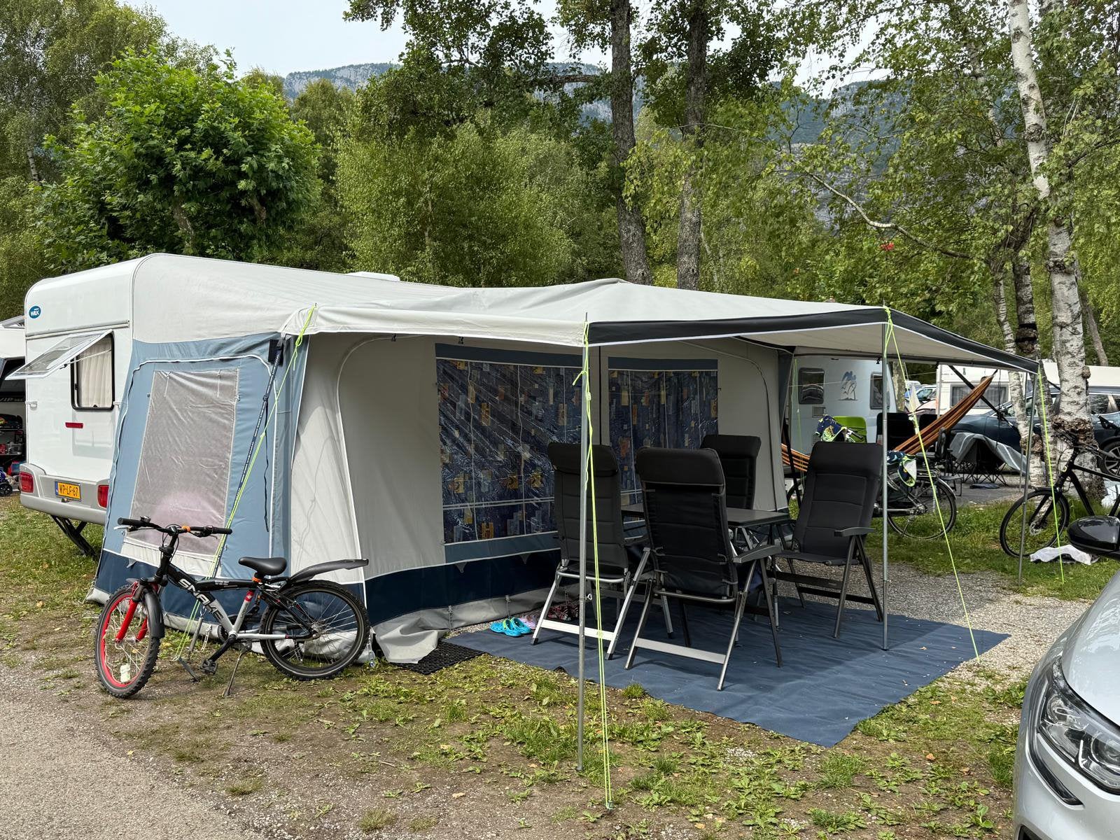 Wilk Caravan met voortent / luifel en stapelbedden, Caravans en Kamperen, Vast bed, Rondzit, Particulier, 5 tot 6 meter