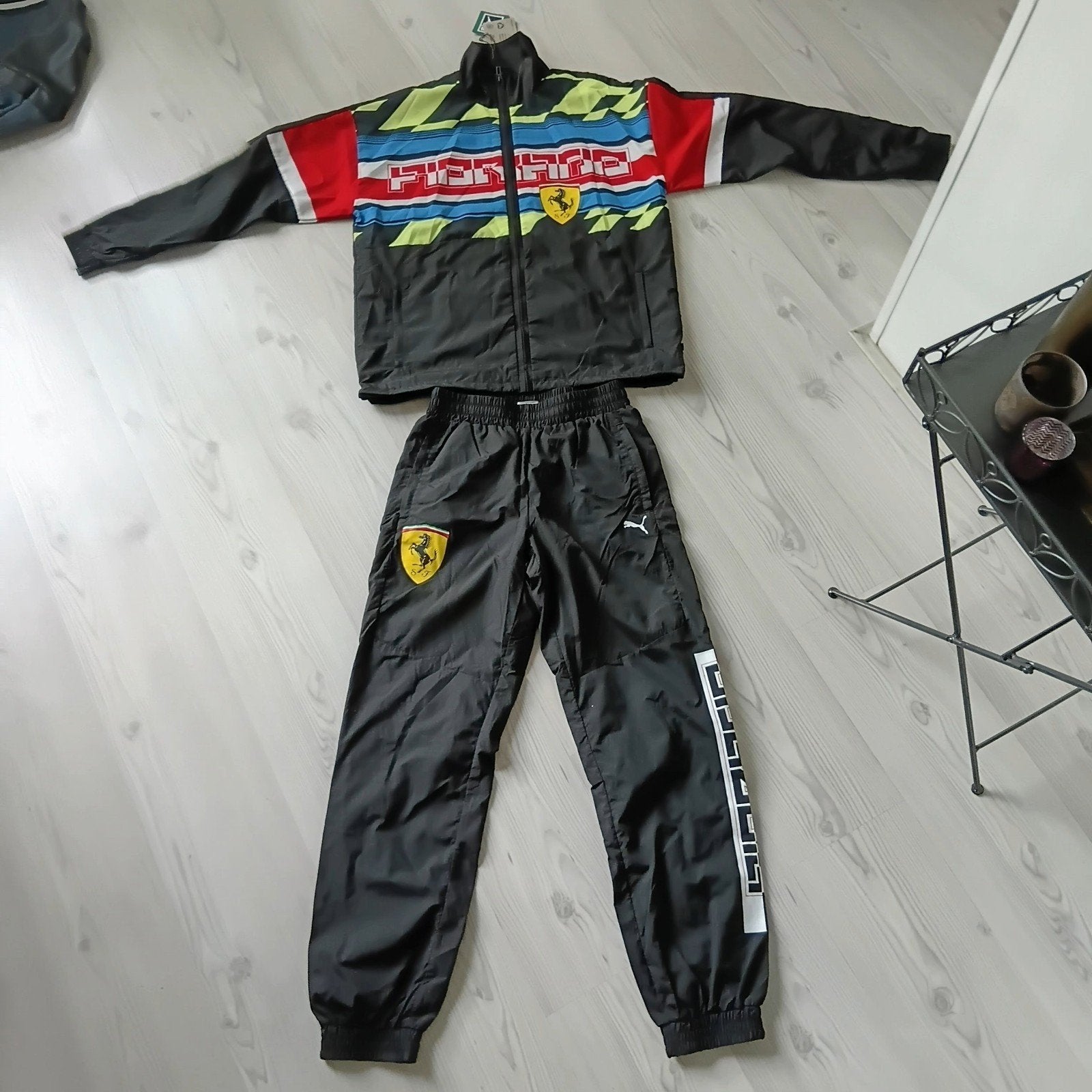 Ferrari heren trainingspak in size small/med, Ophalen of Verzenden, Zo goed als nieuw, Algemeen, Maat 48/50 (M)