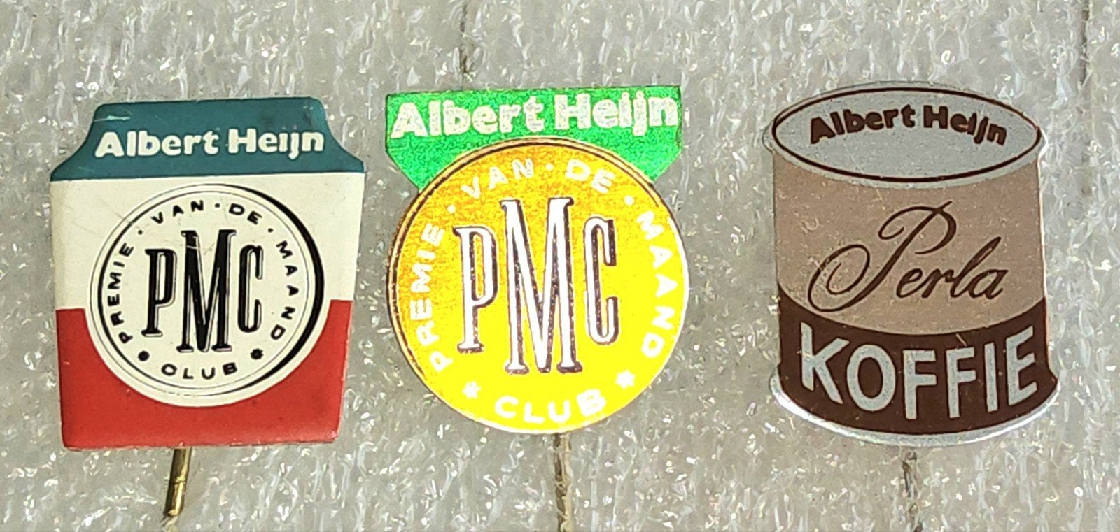 3 Albert Heijn Speldjes: PMC Club en Perla Koffie, Ophalen of Verzenden, Gebruikt, Merk, Speldje of Pin