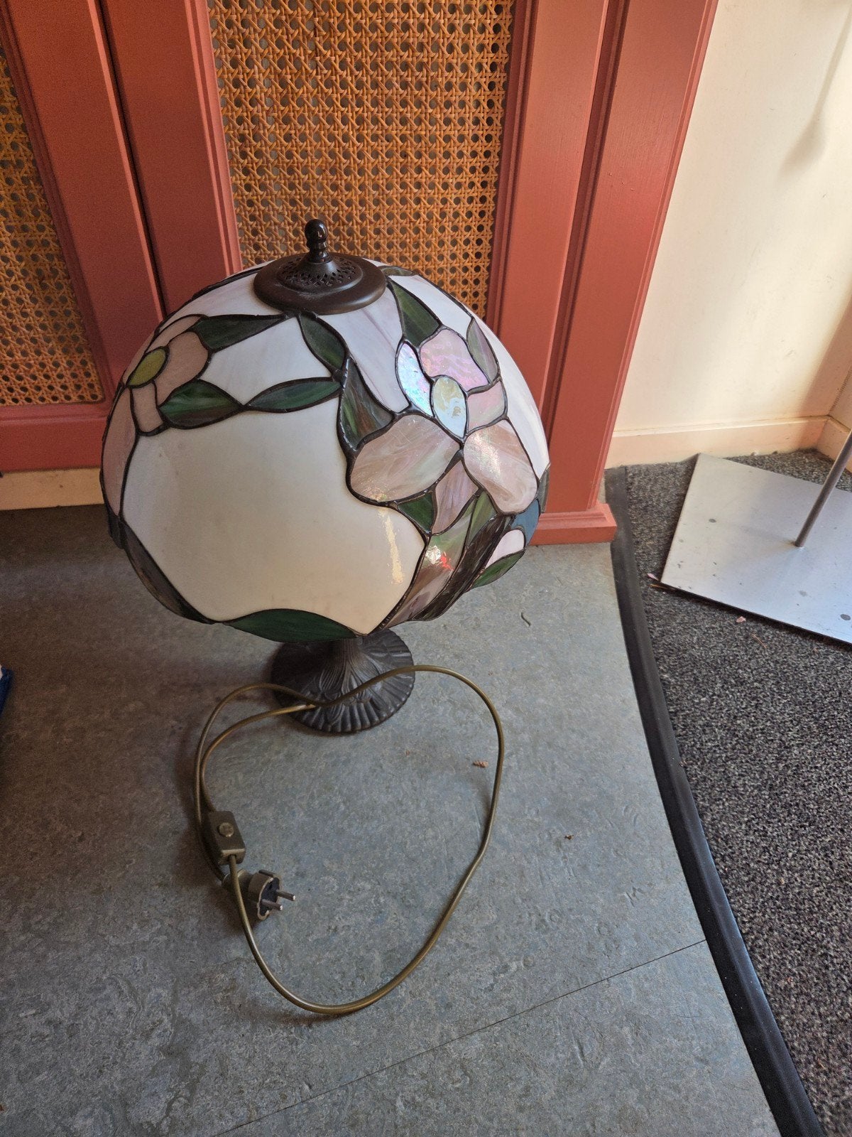 Tiffany Stijl Tafellamp met Bloemmotief, Ophalen, Gebruikt, 50 tot 75 cm, Tiffany