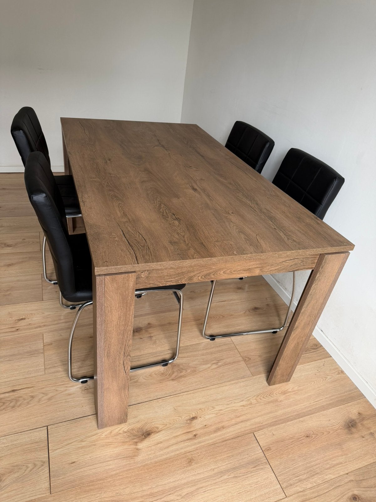 Eettafel 160x90 cm met 4 eetkamer stoelen zwart, Ophalen, Zo goed als nieuw, 4 tot 6 stoelen