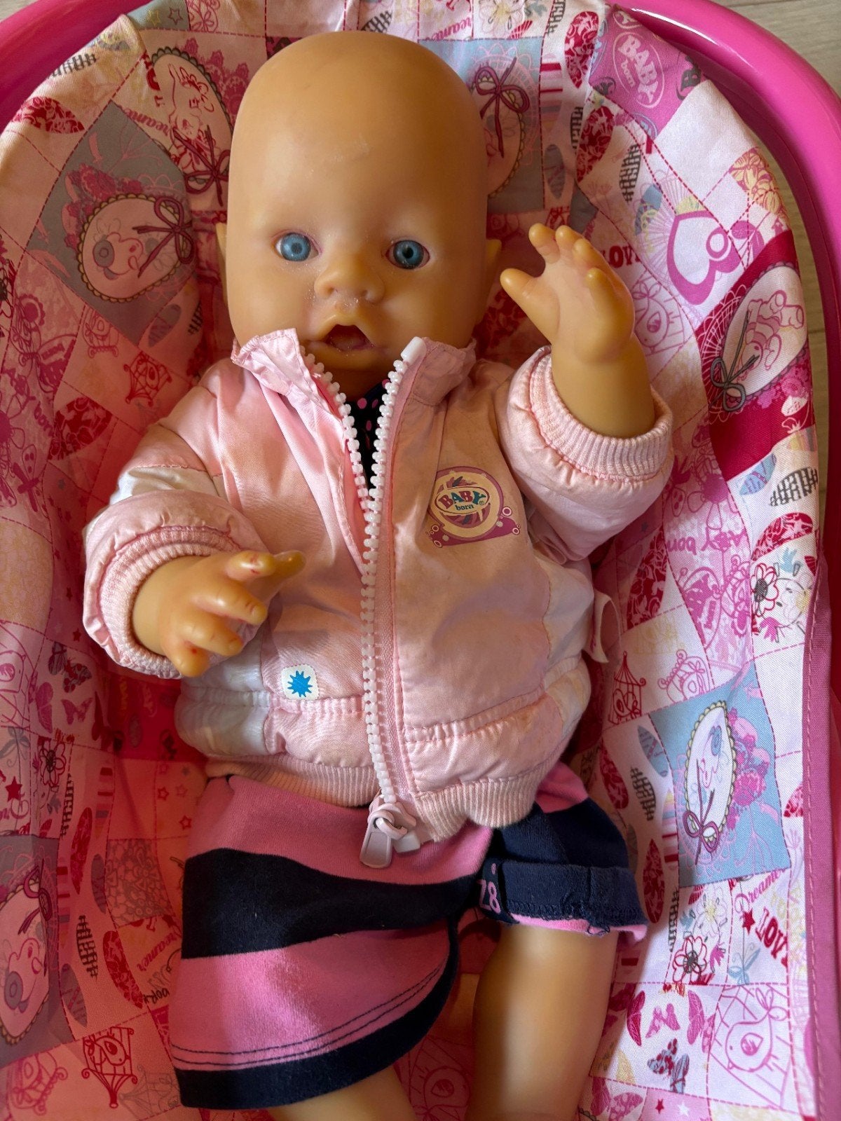 Maxi Cosi voor poppen met popje en kleding, Ophalen of Verzenden, Zo goed als nieuw, Babypop