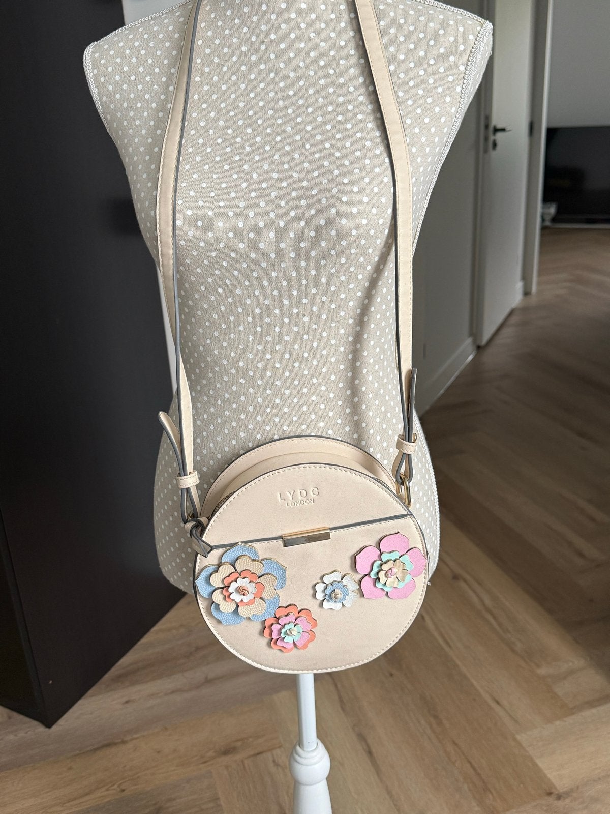 LYDC London ronde tas met bloemen, Ophalen of Verzenden, Zo goed als nieuw, Beige, Schoudertasje