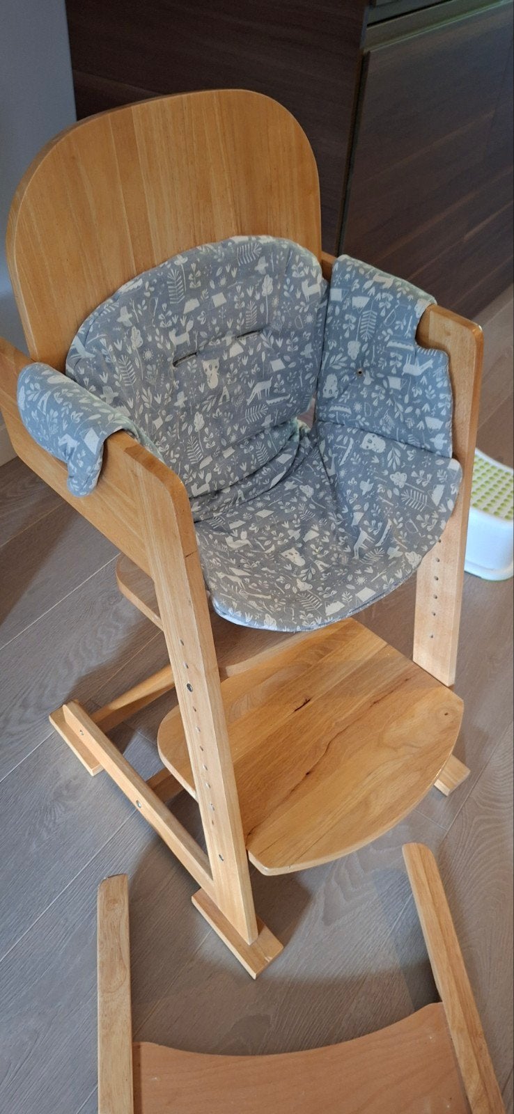 Houten meegroeistoel met kussen, Ophalen, Zo goed als nieuw, Meegroeistoel