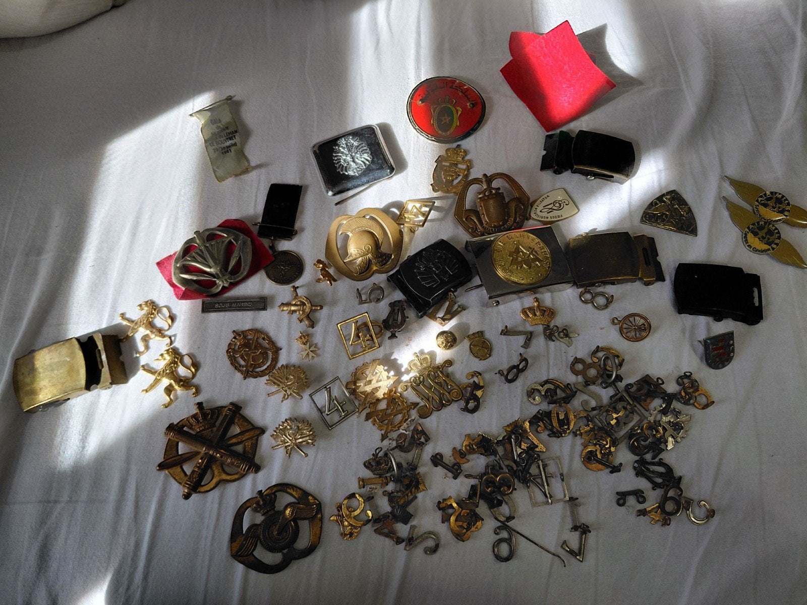 Diverse collectie militaire emblemen en insignes, Ophalen of Verzenden