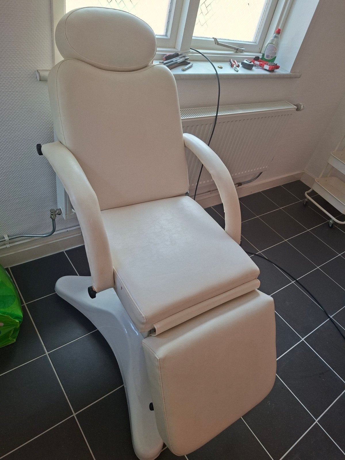 Comfortabele behandelstoel - Wit, verstelbaar MOET WEG, Ophalen, Gebruikt, Kunststof, Wit