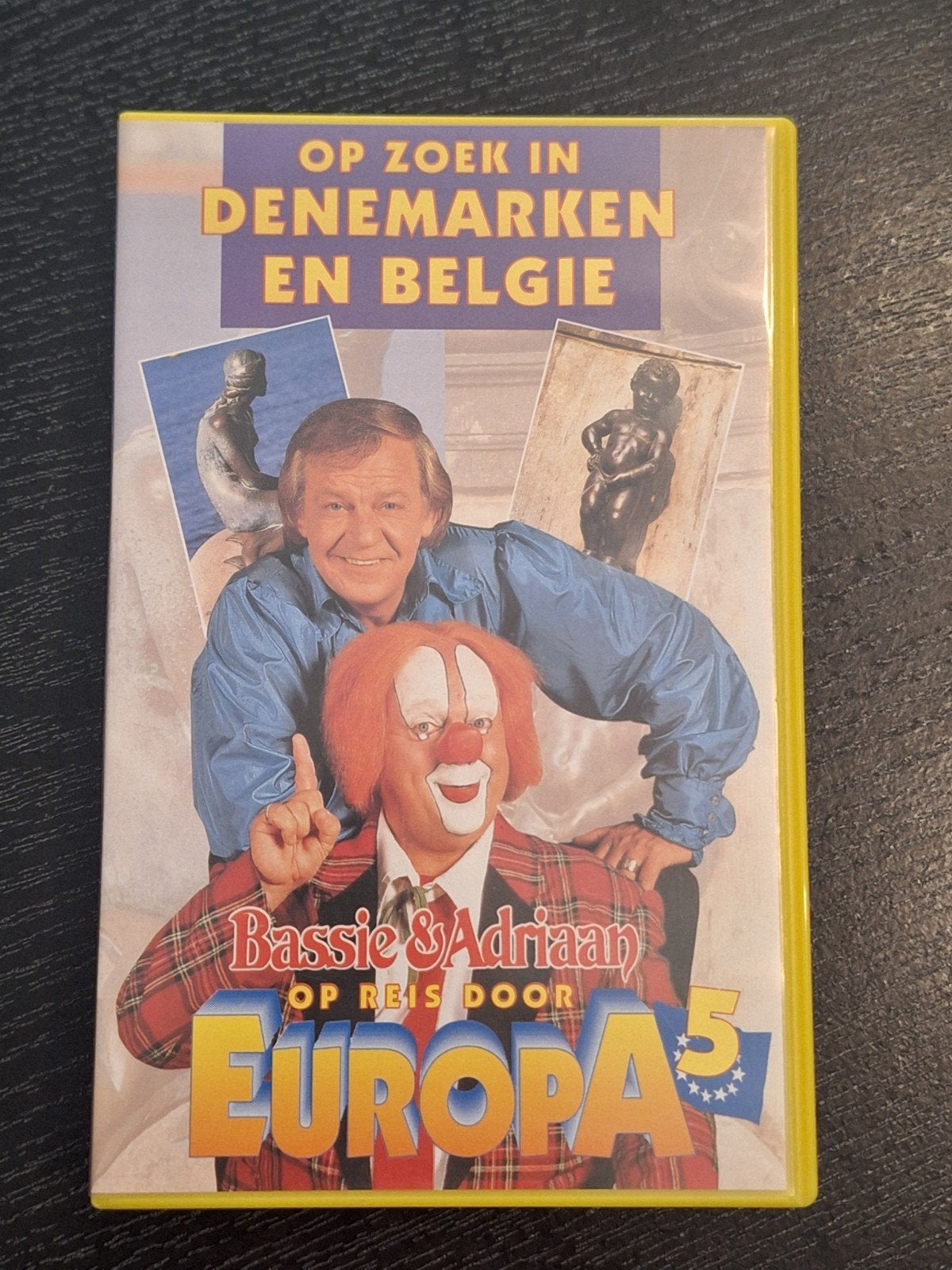 Bassie & Adriaan Europa 5: Op zoek in Denemarken en België, Cd's en Dvd's, VHS | Film, Alle leeftijden, Ophalen of Verzenden, Gebruikt
