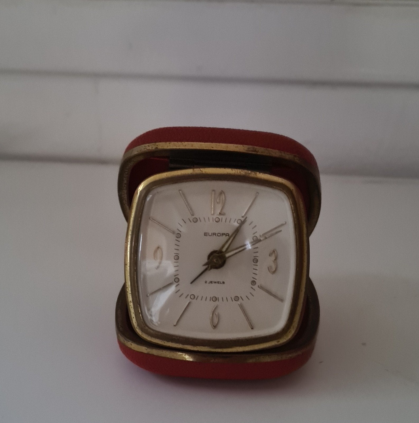 Vintage Reiswekker Europa 2 Jewels - Rood Lederlook, Antiek en Kunst, Ophalen of Verzenden