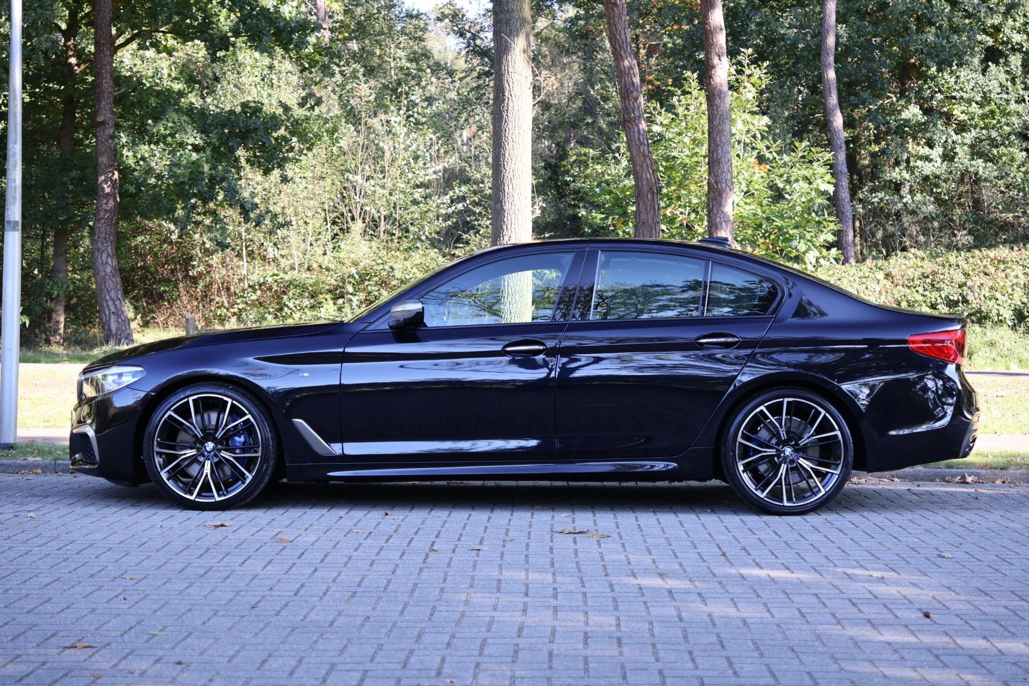 BMW 5-serie M550i xDrive Executive M-Sport | Merino leder |, Automaat, Gebruikt, 4395 cc, Alcantara