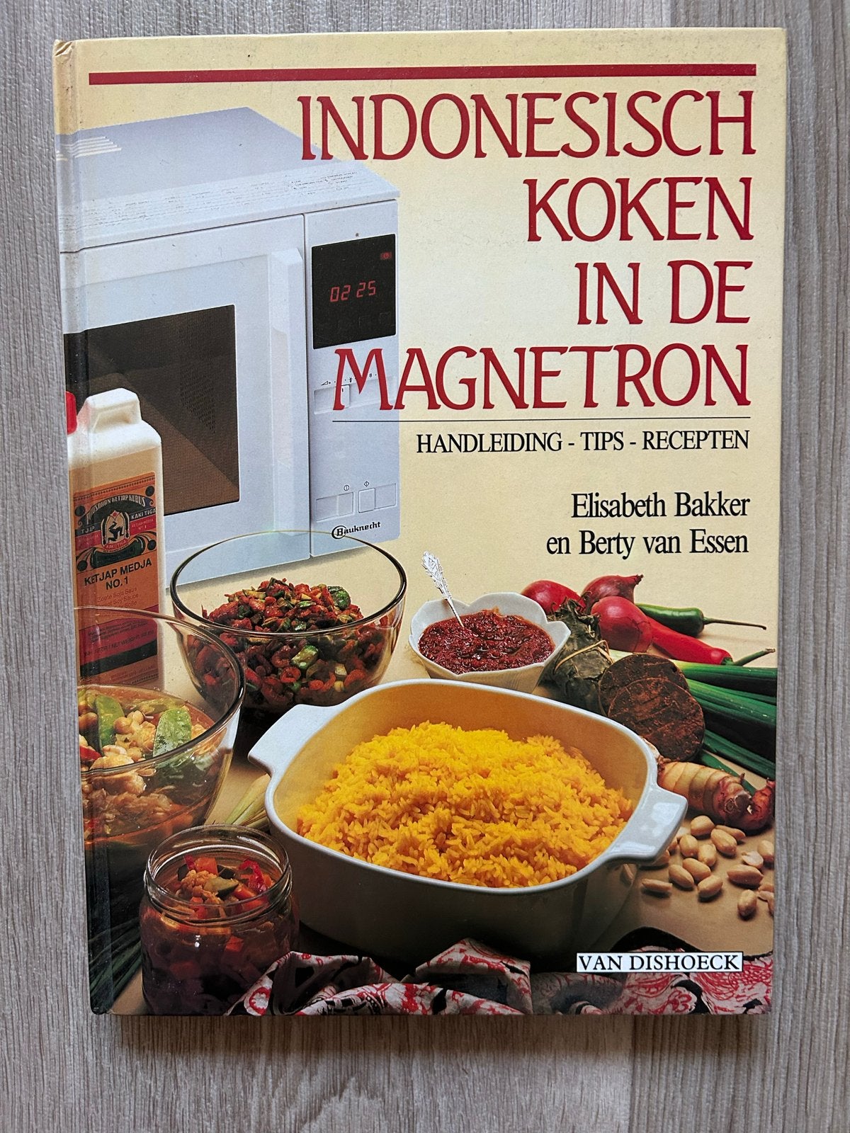 Indonesisch Koken in de Magnetron - Elisabeth Bakker, Boeken, Ophalen of Verzenden, Gelezen, Azië en Oosters, Hoofdgerechten