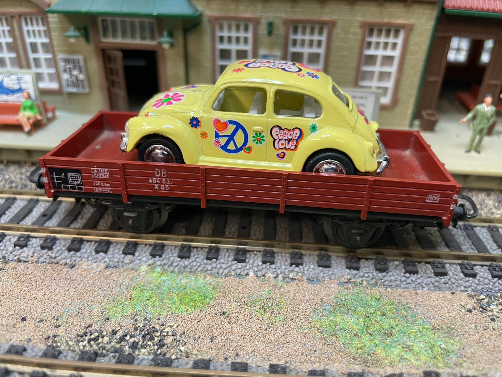 Platte wagen van Marklin met een vw kever als cargo, Wisselstroom, Wagon, Ophalen of Verzenden, Zo goed als nieuw