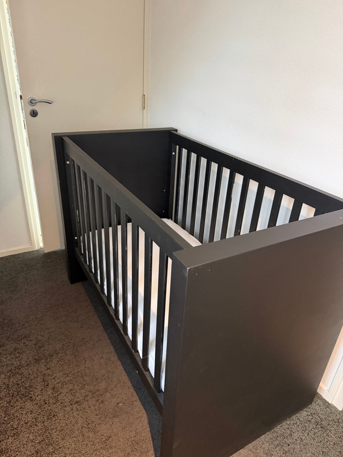 Zwart babybedje met matras, Ophalen, Gebruikt, Ledikant