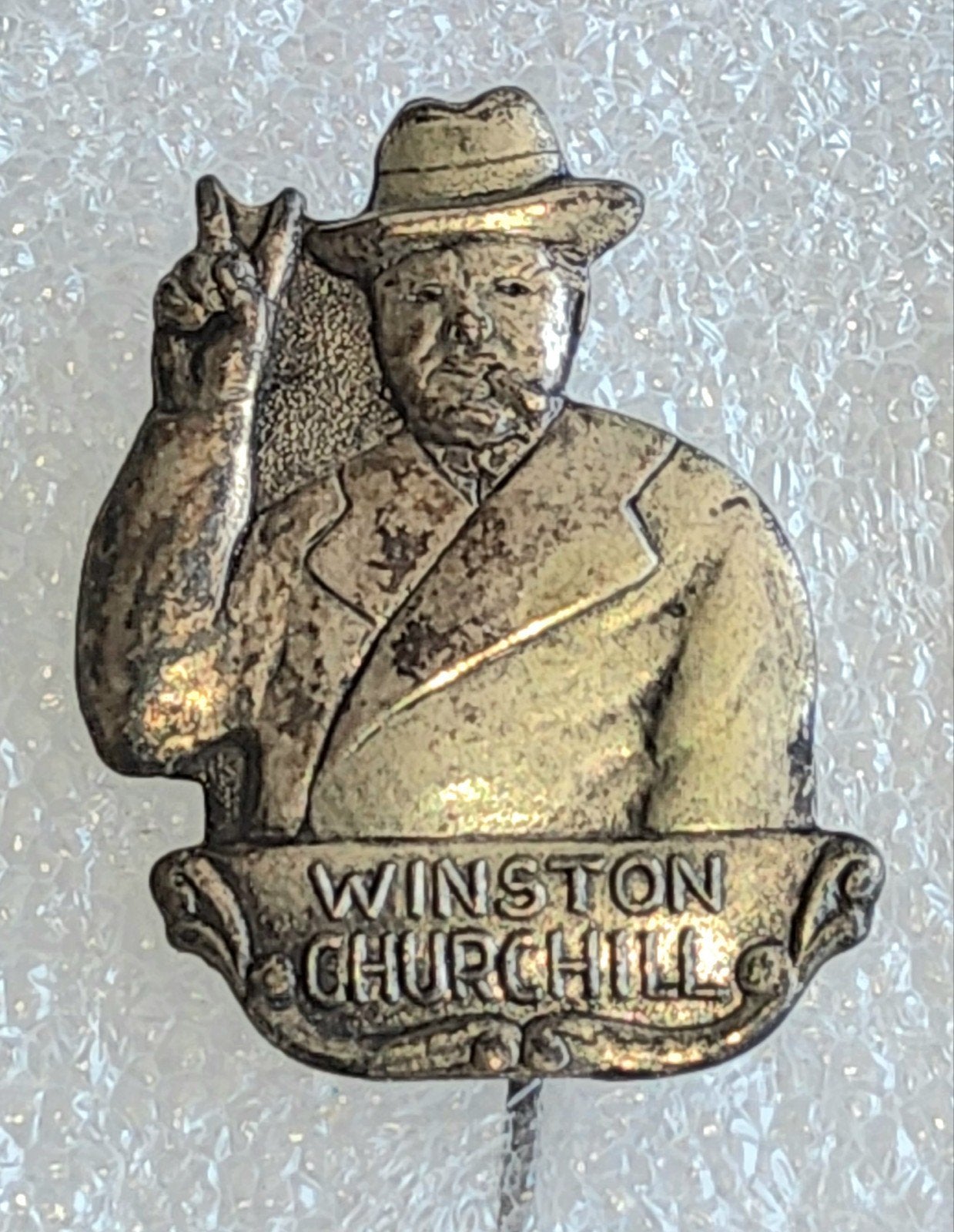 Vintage Winston Churchill Speldje - V-teken, Ophalen of Verzenden, Gebruikt, Overige onderwerpen, Speldje of Pin