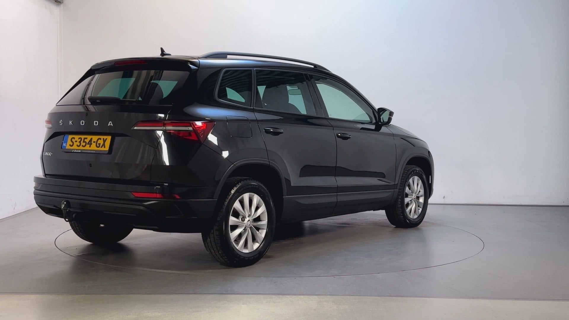 Skoda Karoq 1.5 TSI DSG ACT Business Edition Navigatie Trekh, Auto's, Dealer onderhouden, Stof, 4 cilinders, Zwart