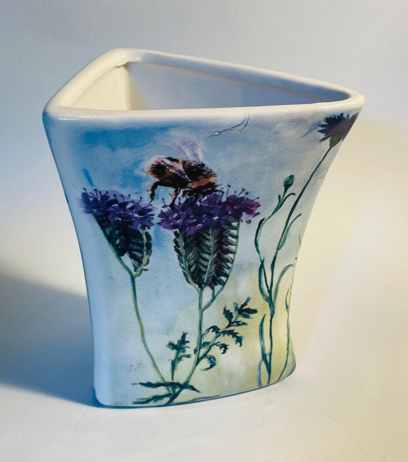 Lief vaasje met een bij en lavender opdruk, driehoek vormig, Ophalen of Verzenden