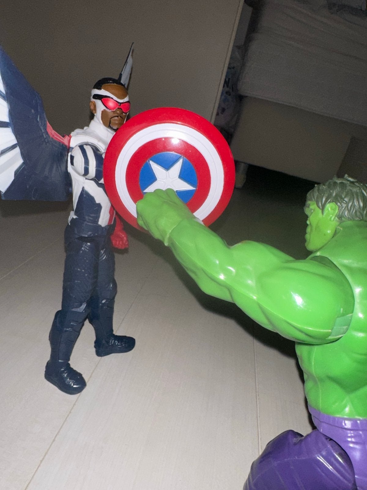 Marvel actiefiguren: Captain America (Falcon) en Hulk, Ophalen of Verzenden, Gebruikt