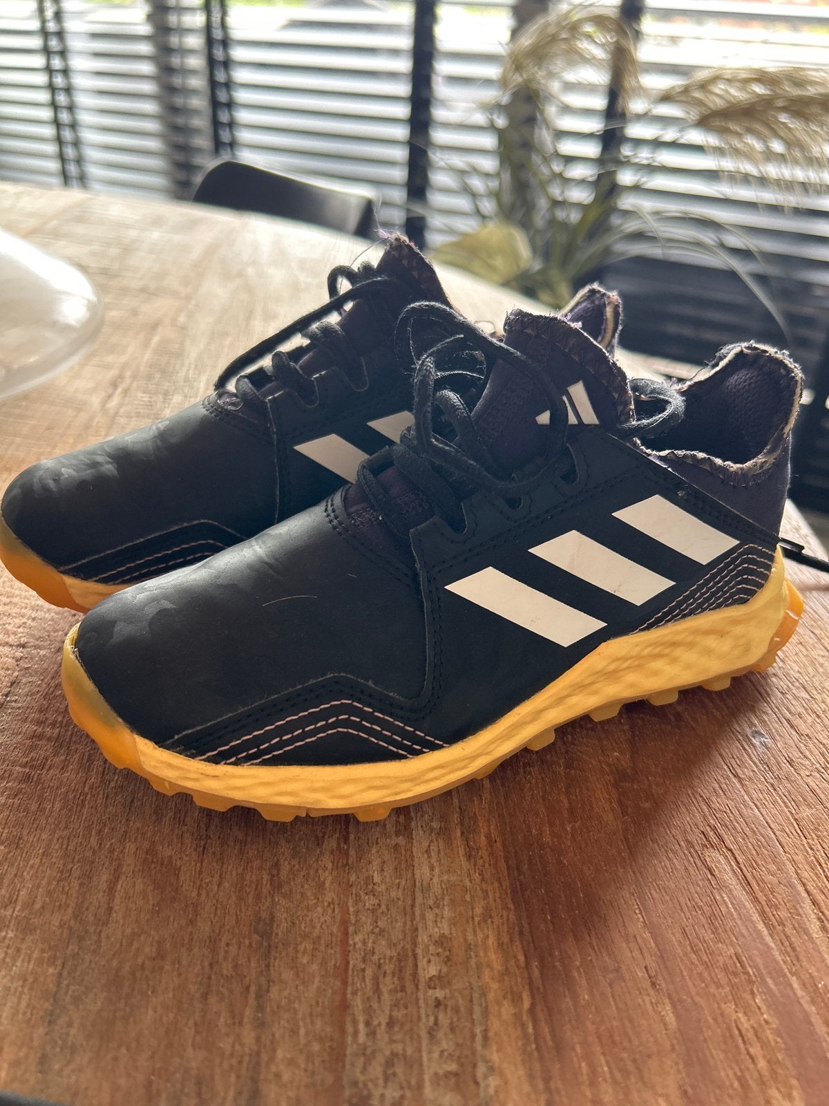 Adidas Youngstar hockeyschoenen maat 32 - prima staat, Ophalen of Verzenden, Gebruikt, Schoenen