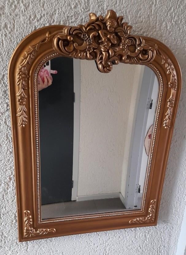 Mooie barok goud kleurige kuif spiegel, Antiek en Kunst, Antiek | Spiegels, Ophalen of Verzenden, Ovaal, Minder dan 50 cm