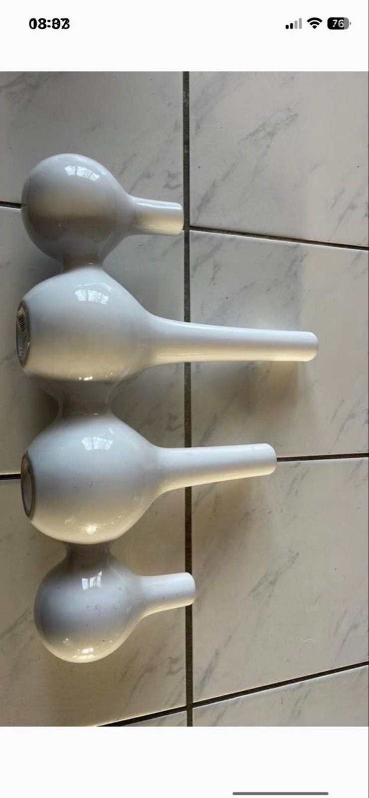 Witte vaas met 4 aan elkaar vastzittende vaasjes, Huis en Inrichting, Woonaccessoires | Vazen, Wit, Aardewerk of Porselein, Ophalen of Verzenden