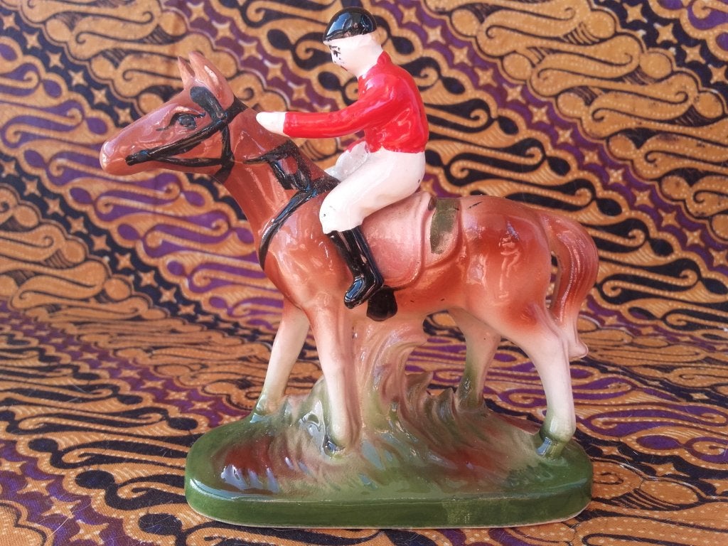 Mooi oud beeldje uit Engeland van paard met ruiter 11 cm., Ophalen of Verzenden