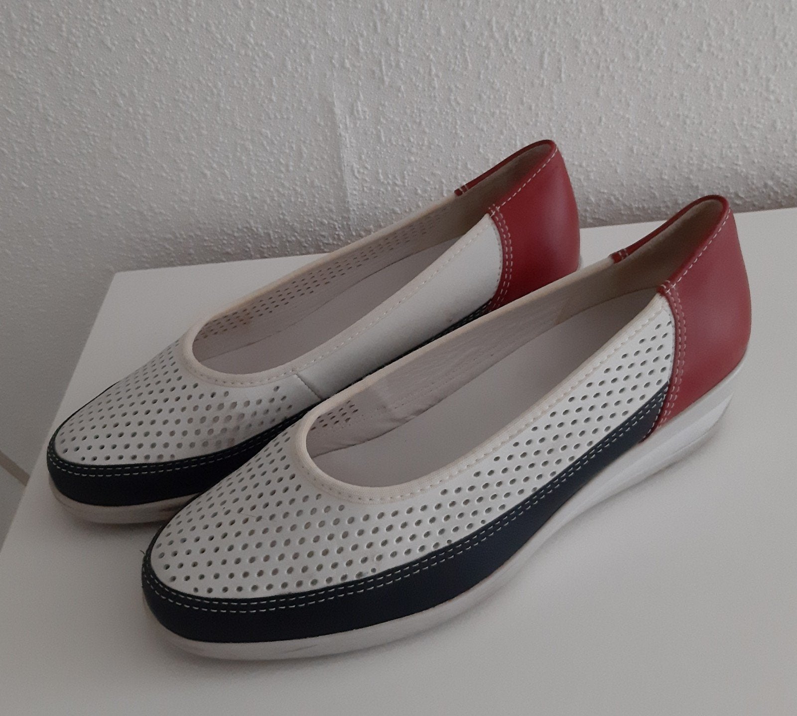 Comfortabele Ballerina's met perforaties, Instappers, Ophalen of Verzenden, Zo goed als nieuw, Rood