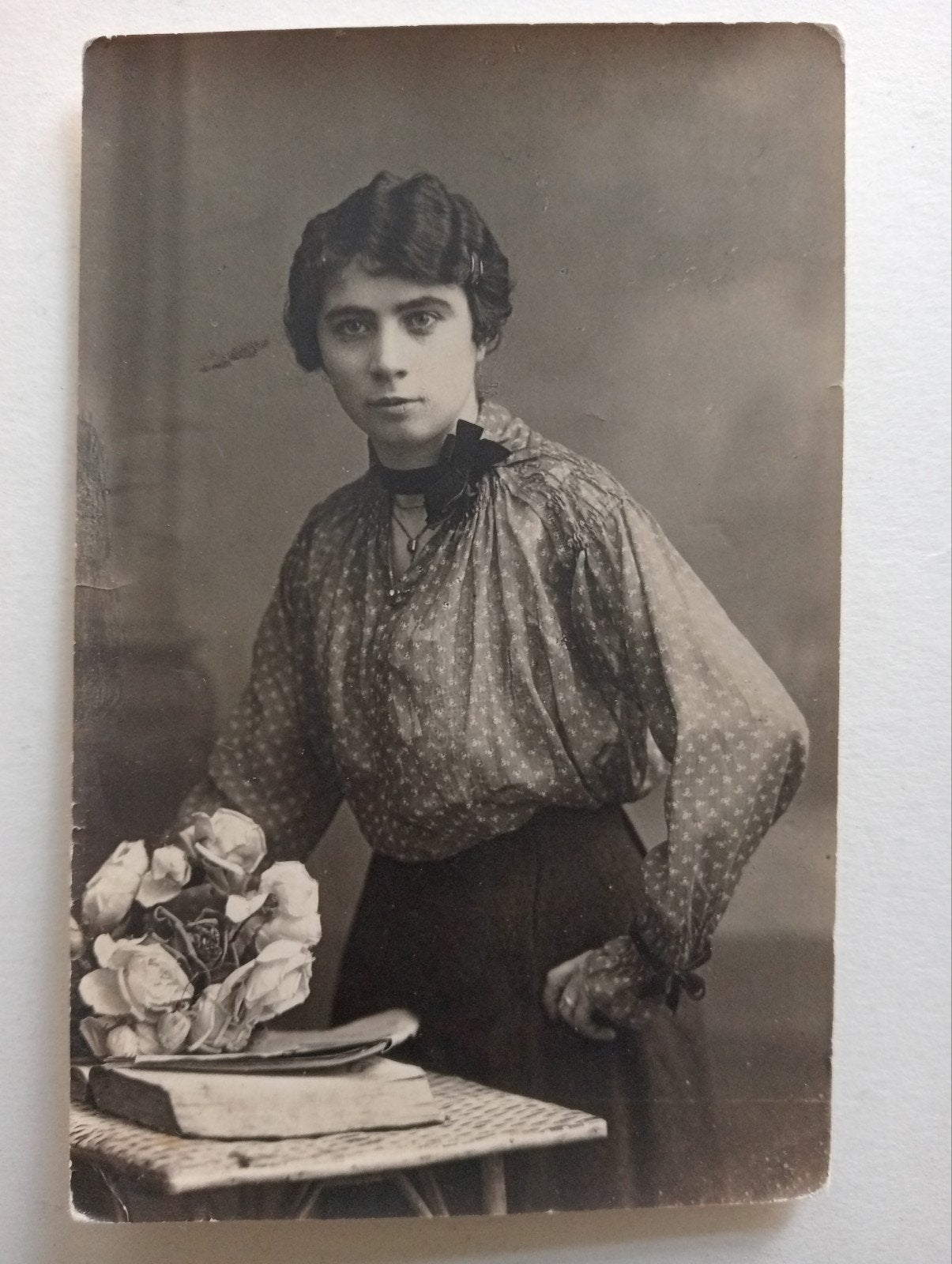 Fotokaart vrouw met boek en boeket omstreeks 1910, Verzamelen, Ophalen of Verzenden, Voor 1940, Gebruikt