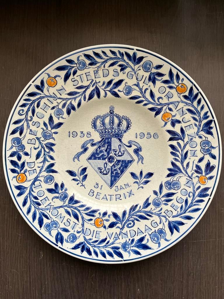 Delfts Blauw bord Koninklijk Huis Beatrix 1938-1956, Verzamelen, Ophalen, Zo goed als nieuw, Nederland, Servies