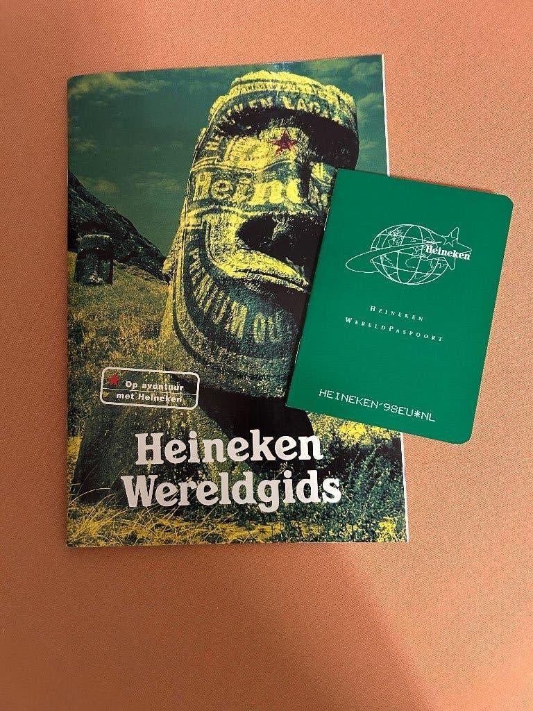 Heineken wereldgids met paspoort, Verzamelen, Ophalen, Nieuw, Reclamebord, Plaat of Schild, Heineken